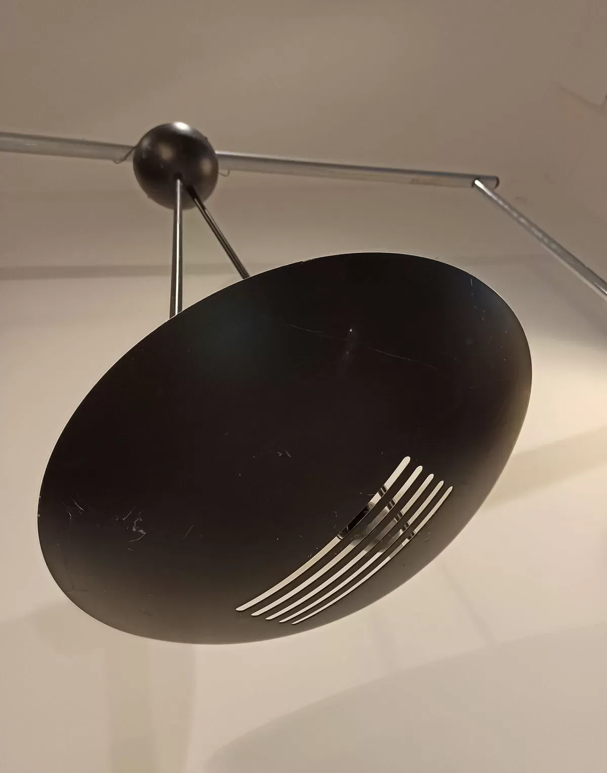 Illustration numéro 3 du produit Suspension lustre industriel vintage métal noir forme soucoupe