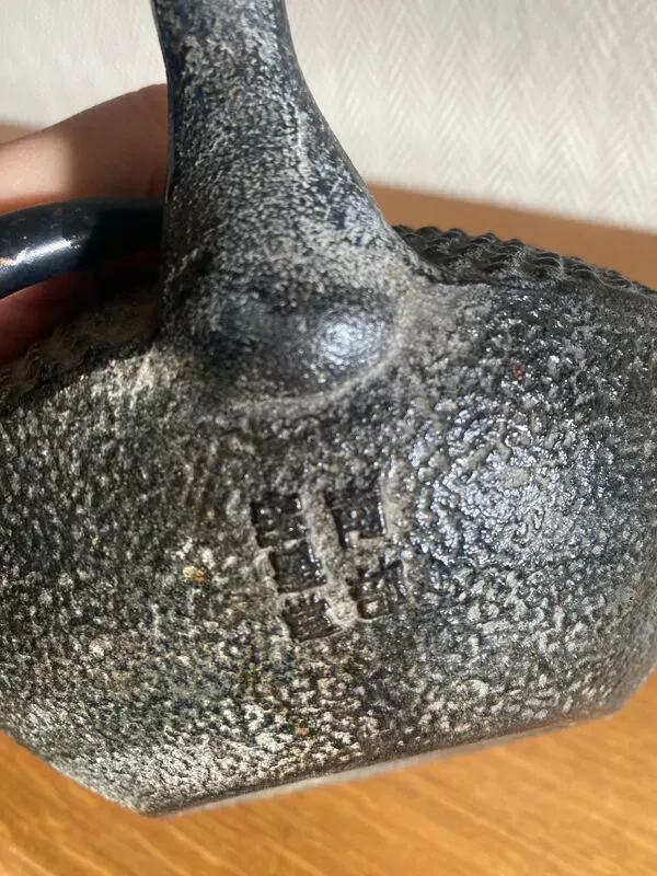 Illustration numéro 3 du produit Theiere japonaise en fonte signée