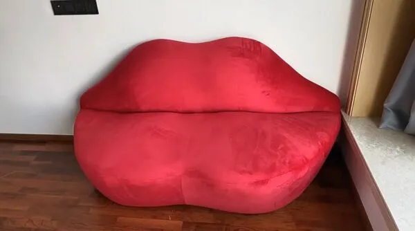 Illustration numéro 3 du produit Canapé ''Bocca'' en velours rouge, Studio 65