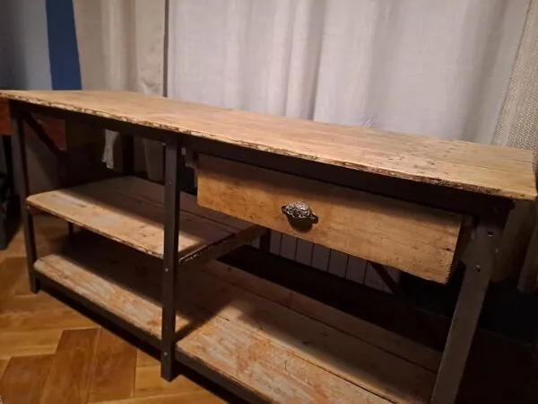 Illustration numéro 3 du produit Meuble de décoration type industriel. visible dans la série Le Baron noir