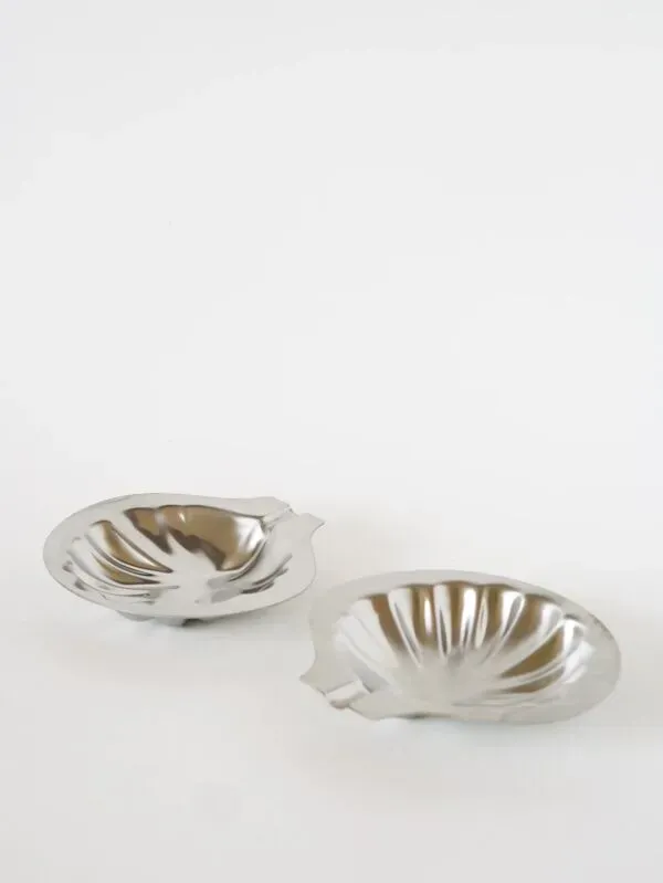 Illustration numéro 3 du produit Paire de vide-poches coquillages en inox, design, 1970