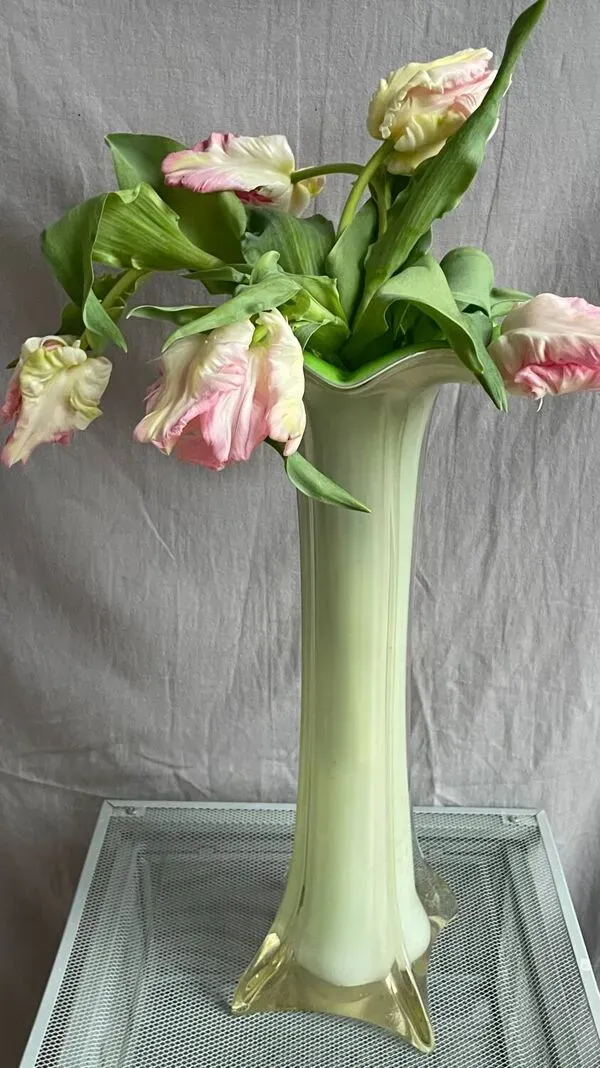 Illustration numéro 3 du produit Vase soliflore en opaline vert pomme vintage