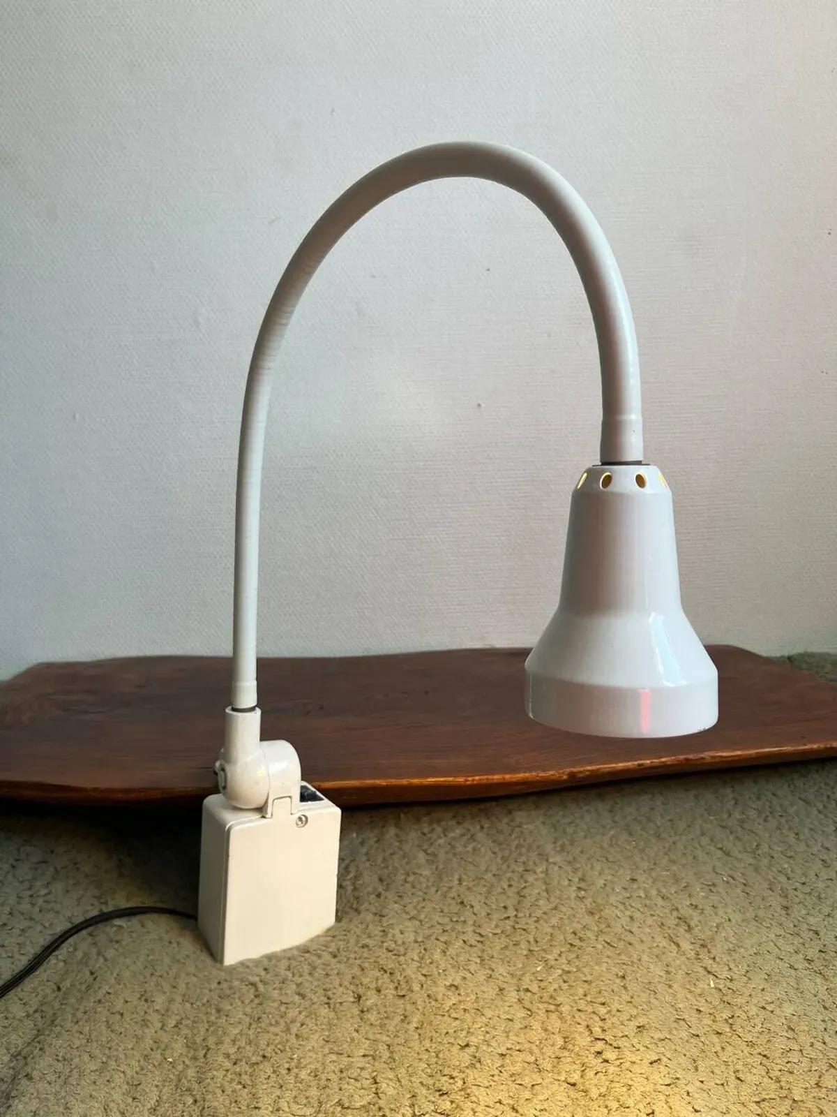 Illustration numéro 3 du produit Lampe atelier en fonte inclinable année 50