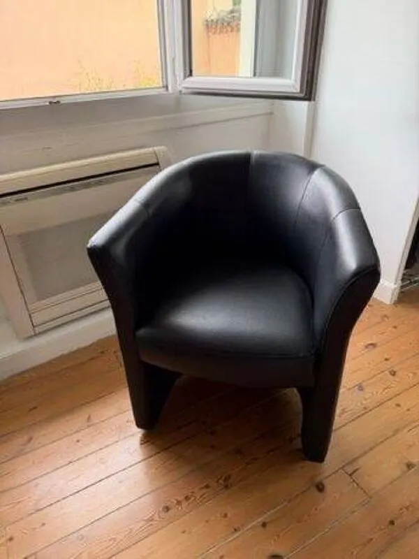 Illustration numéro 3 du produit Fauteuil club en simili cuir noir