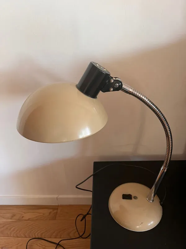 Illustration numéro 3 du produit Lampe à poser crème