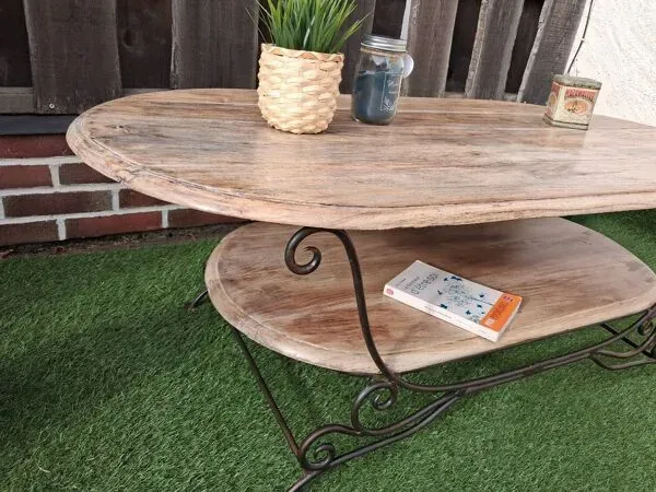 Illustration numéro 3 du produit Table de caractère acacia et fer forgé