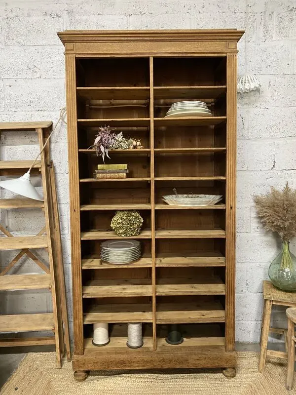 Illustration numéro 3 du produit Vaisselier - meuble de métier, cartonnier rénové