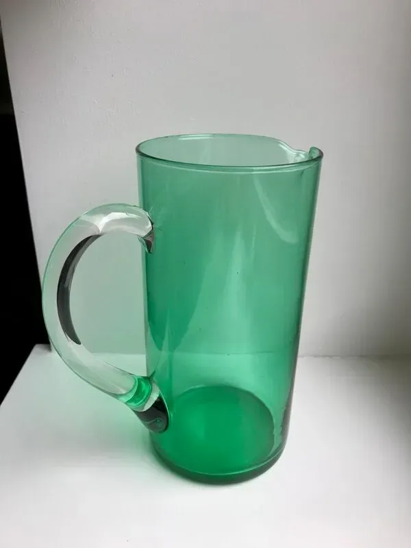 Illustration numéro 3 du produit Pichet en verre vert années 70