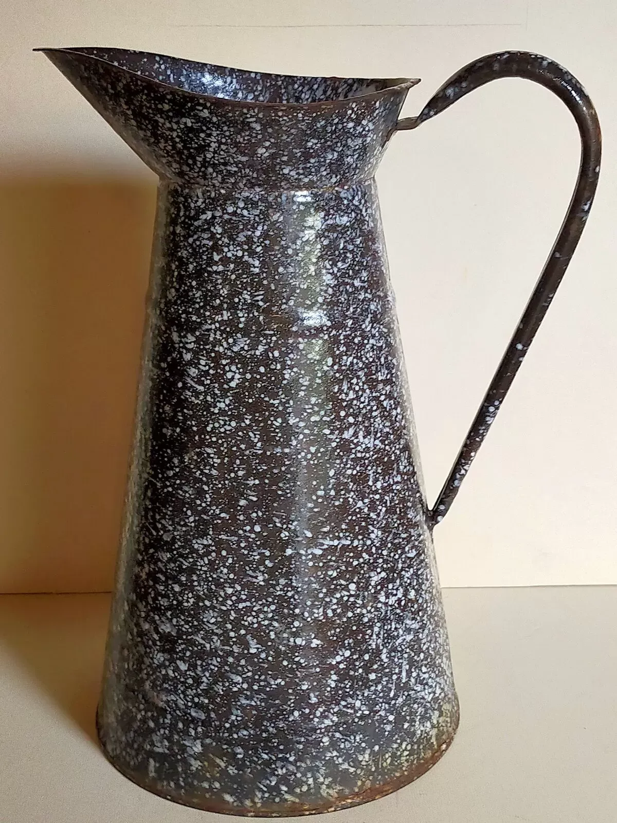 Illustration numéro 3 du produit Broc ancien tôle émaillée mouchetée XIXème