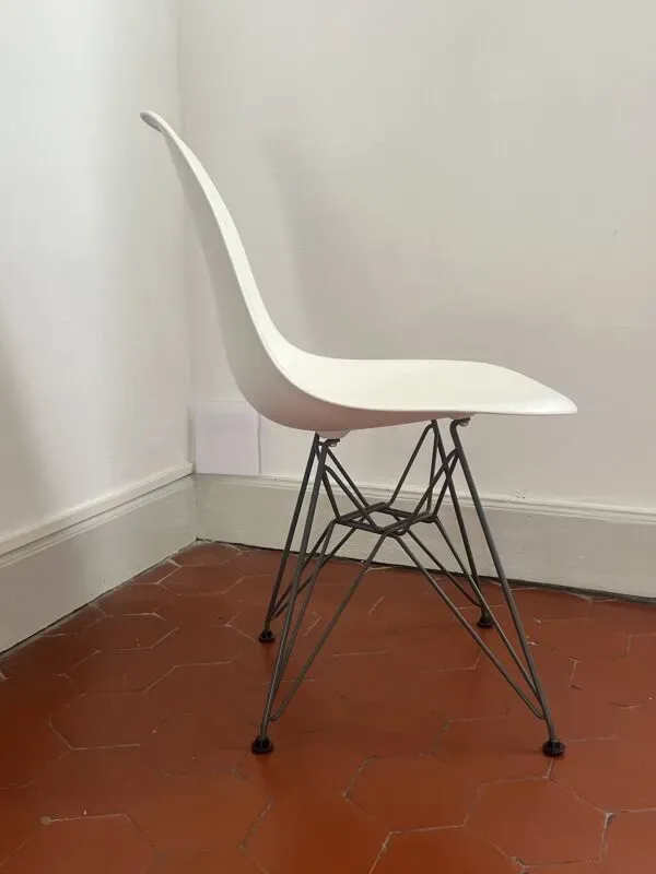 Illustration numéro 3 du produit Chaises DSW de Charles et Ray Eames pour Vitra