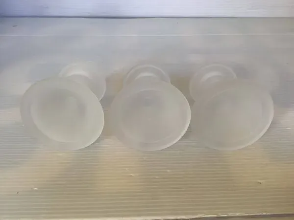 Illustration numéro 3 du produit Trio de petits bougeoirs en verre dépoli