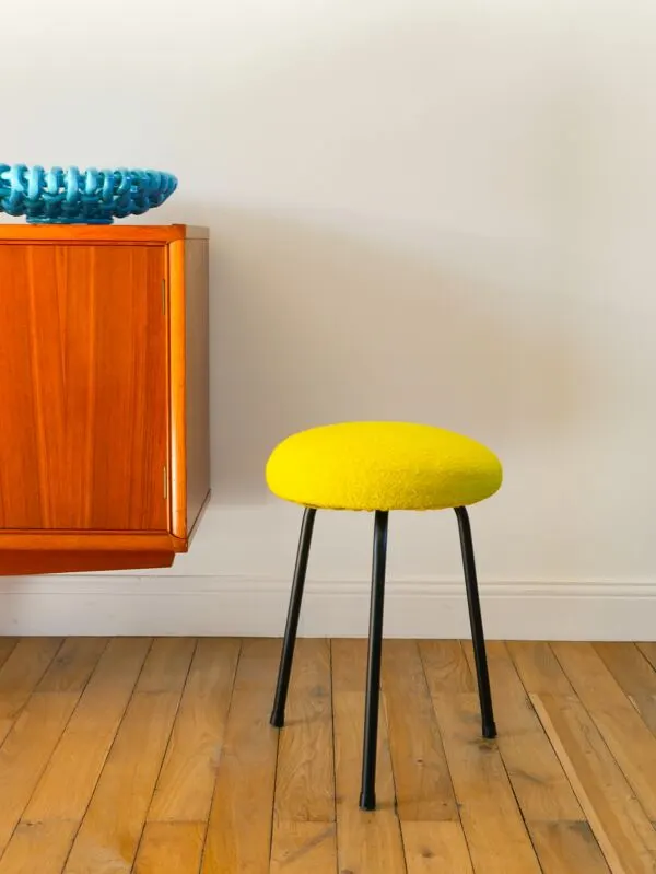 Illustration numéro 3 du produit Tabouret tripode en fer noir et laine bouillie, jaune, 1960