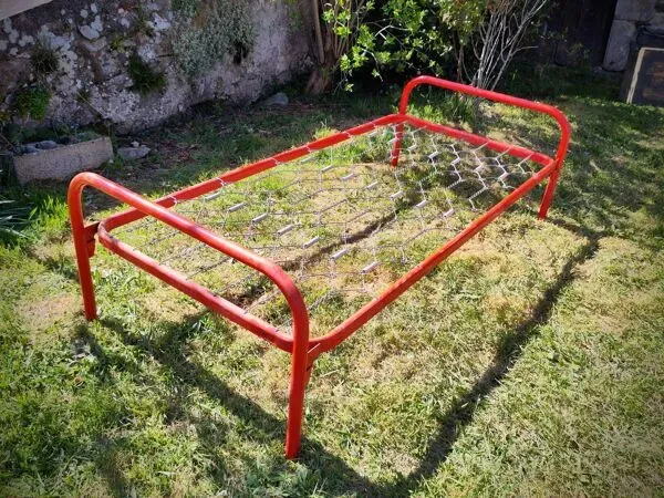 Illustration numéro 3 du produit Lit métallique rouge