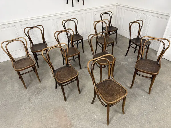 Illustration numéro 3 du produit Suite de 12 chaises de bistrot à gaufrage végétal 1920