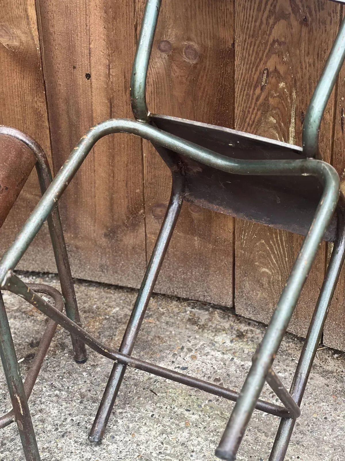 Illustration numéro 3 du produit Série de 4 tabourets style industriel