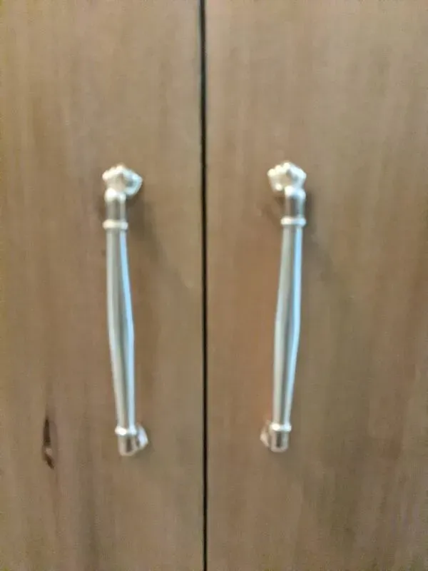 Illustration numéro 3 du produit Meuble pieds moustaches