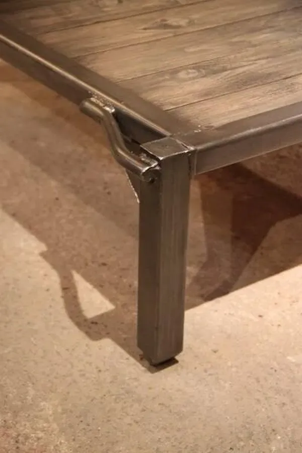 Illustration numéro 3 du produit Table basse palette usine industrielle