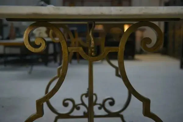 Illustration numéro 3 du produit Table d’appoint piètement en fer forgé doré à la feuille attribuée à Gilbert Poillerat avec plateau en travertin 1940’s