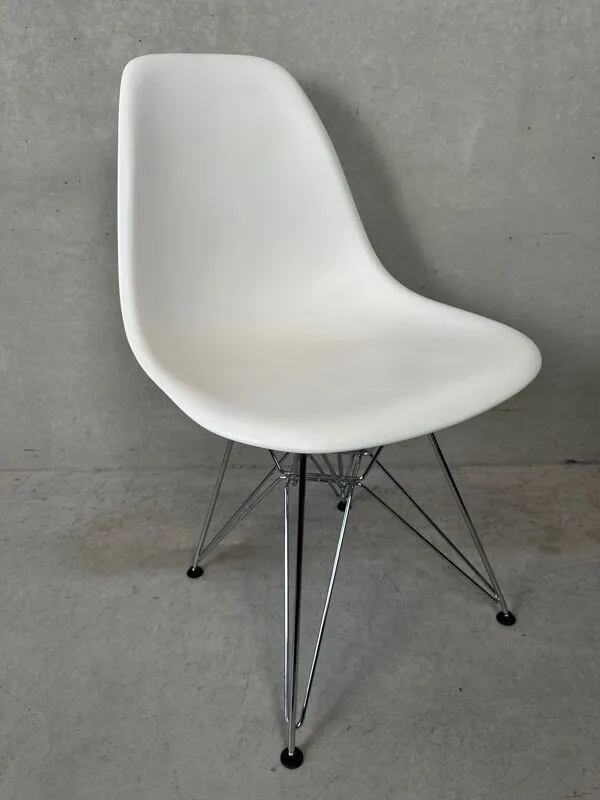 Illustration numéro 3 du produit 2 chaises DSR design Eames – Vitra