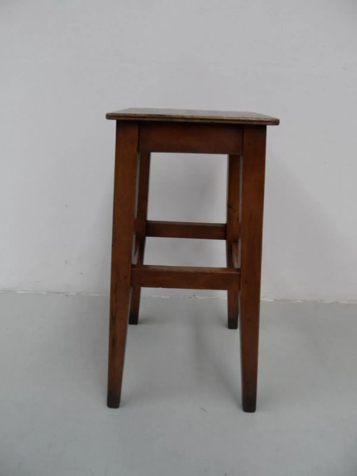 Illustration numéro 3 du produit Tabouret en bois vintage