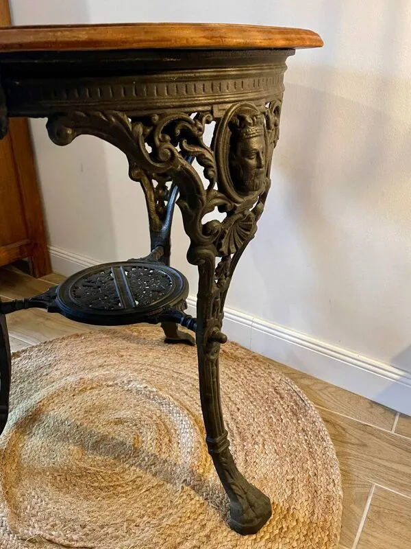 Illustration numéro 3 du produit Table de pub anglais circa 1901