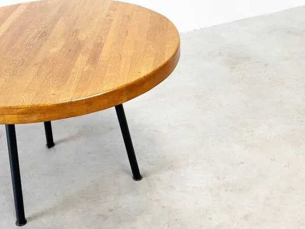 Illustration numéro 3 du produit Table à manger ronde industrielle française avec plateau en chêne