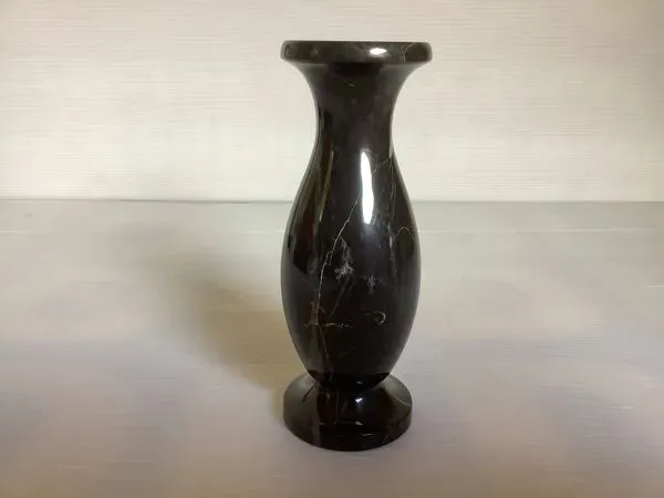 Illustration numéro 3 du produit Petit vase en marbre noir veiné