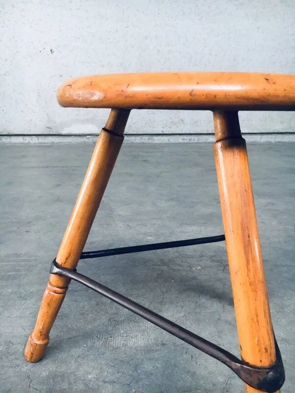 Illustration numéro 3 du produit Industrial Low Tripod Stools, Belgium, 1950s, Set of 3