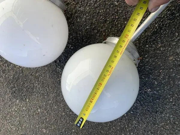 Illustration numéro 3 du produit Paire de lustre opaline blanche vintage école