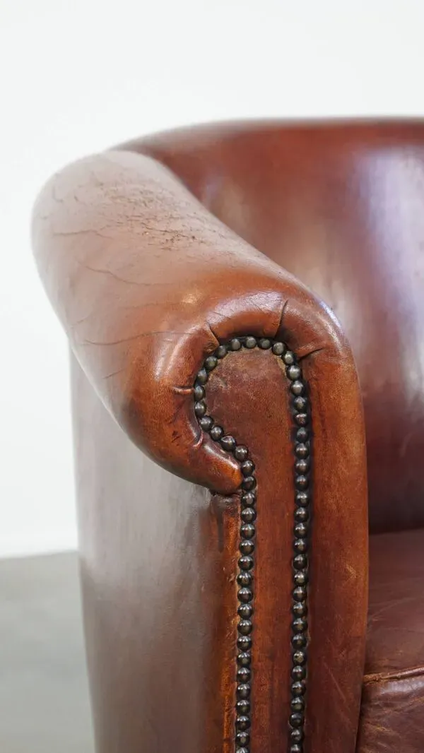 Illustration numéro 3 du produit Fauteuil club en peau de mouton de style anglais avec une belle patine