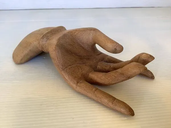 Illustration numéro 3 du produit Vide poche baguier main en bois