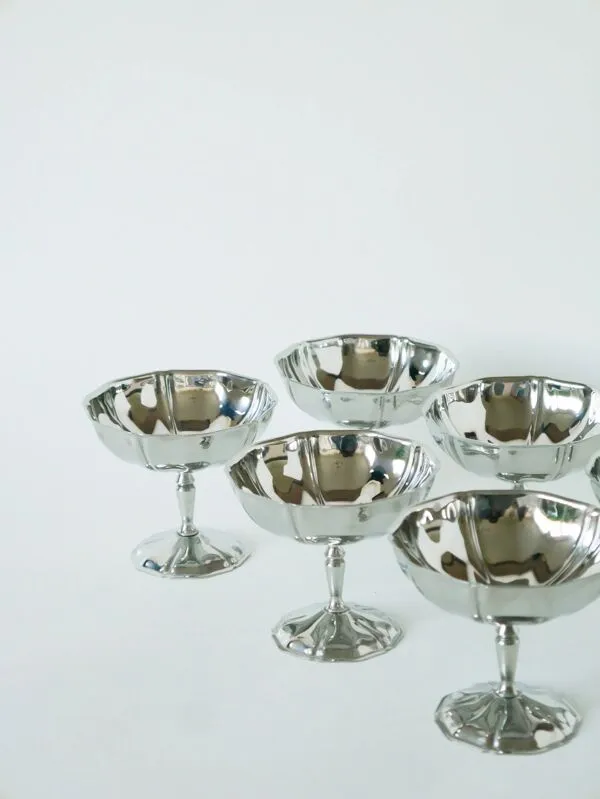 Illustration numéro 3 du produit Lot de 6 coupes à glace en inox hautes, pieds fins travaillés, Design, 1970