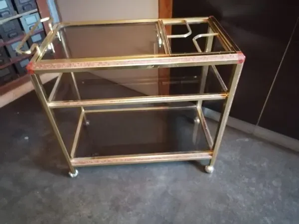 Illustration numéro 3 du produit Desserte laiton verre fumé  bar roulettes