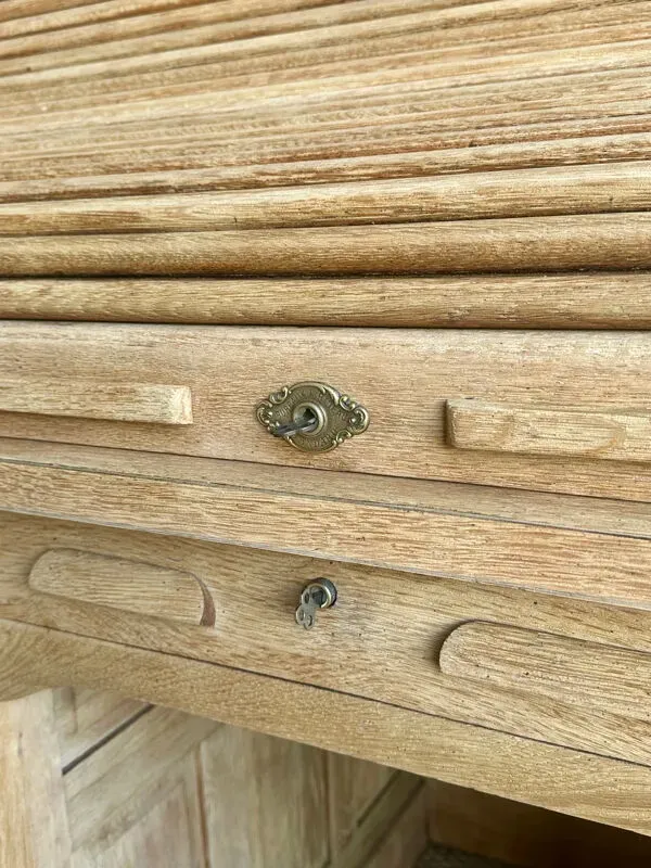 Illustration numéro 3 du produit Bureau à cylindre ancien en chêne rénové – clé d’origine