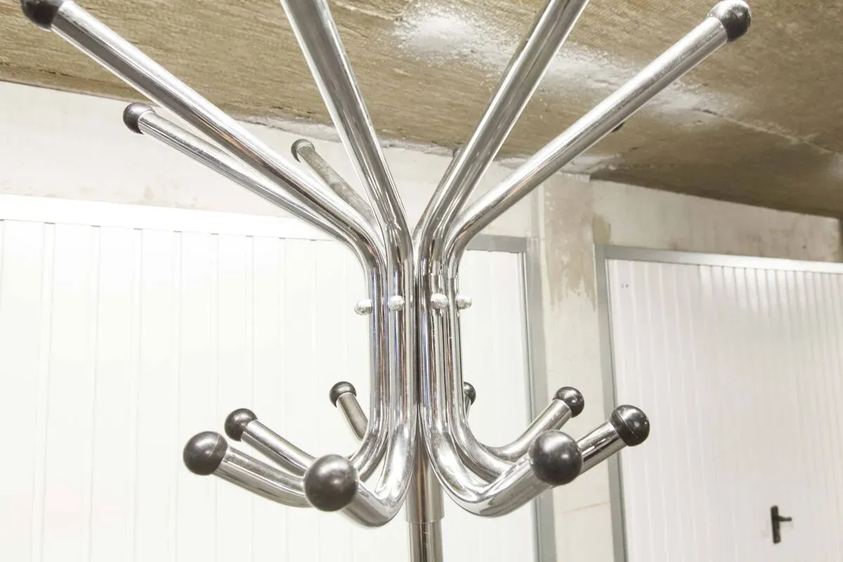 Illustration numéro 3 du produit Porte manteau perroquet 16 patères industriel en métal chromé et base + boules noires 1960