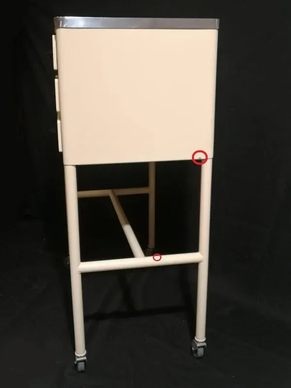 Illustration numéro 3 du produit Petit meuble console/desserte de cabinet dentaire/médical des années 1950