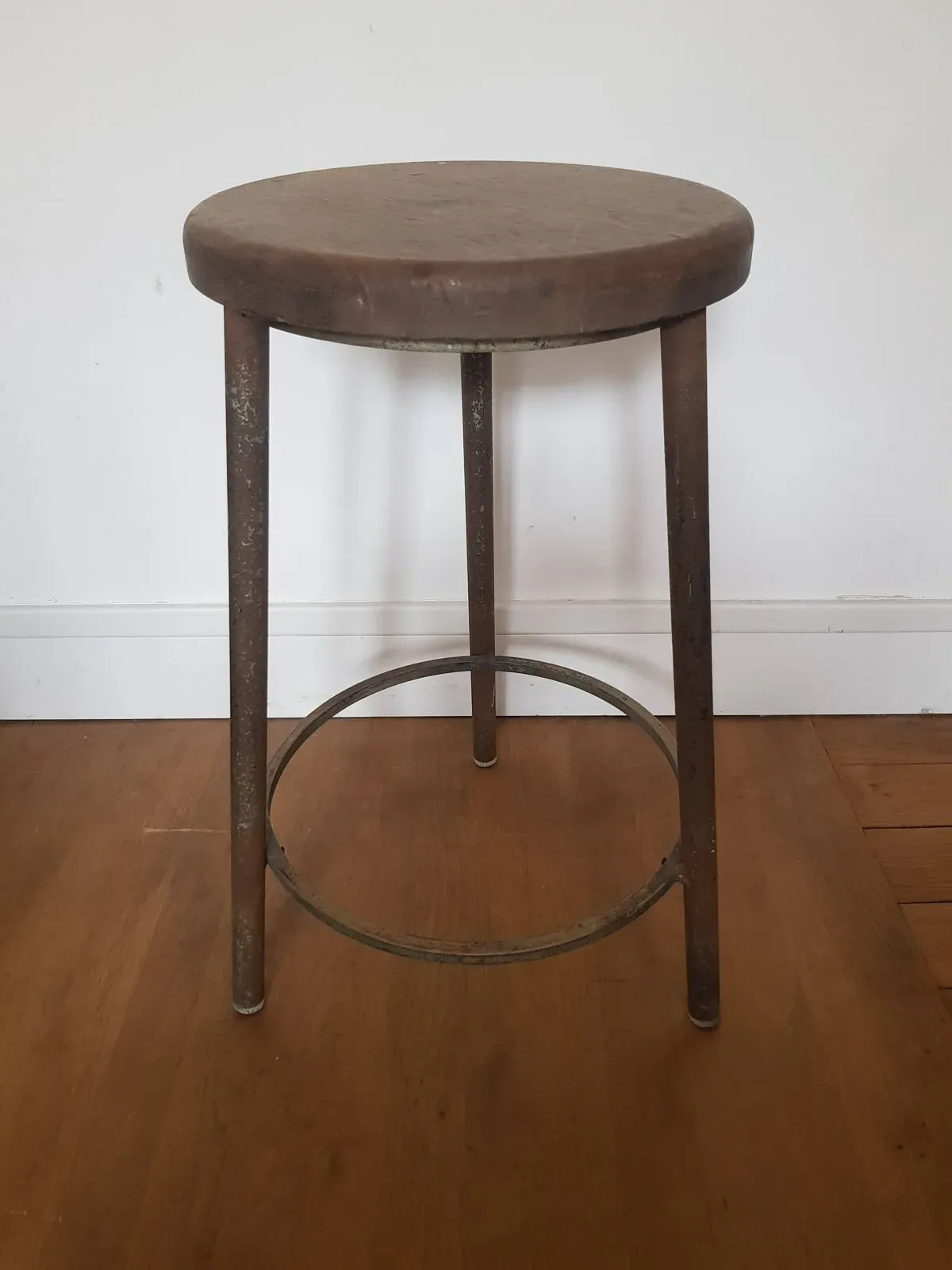 Illustration numéro 3 du produit Tabouret tripode industriel vintage