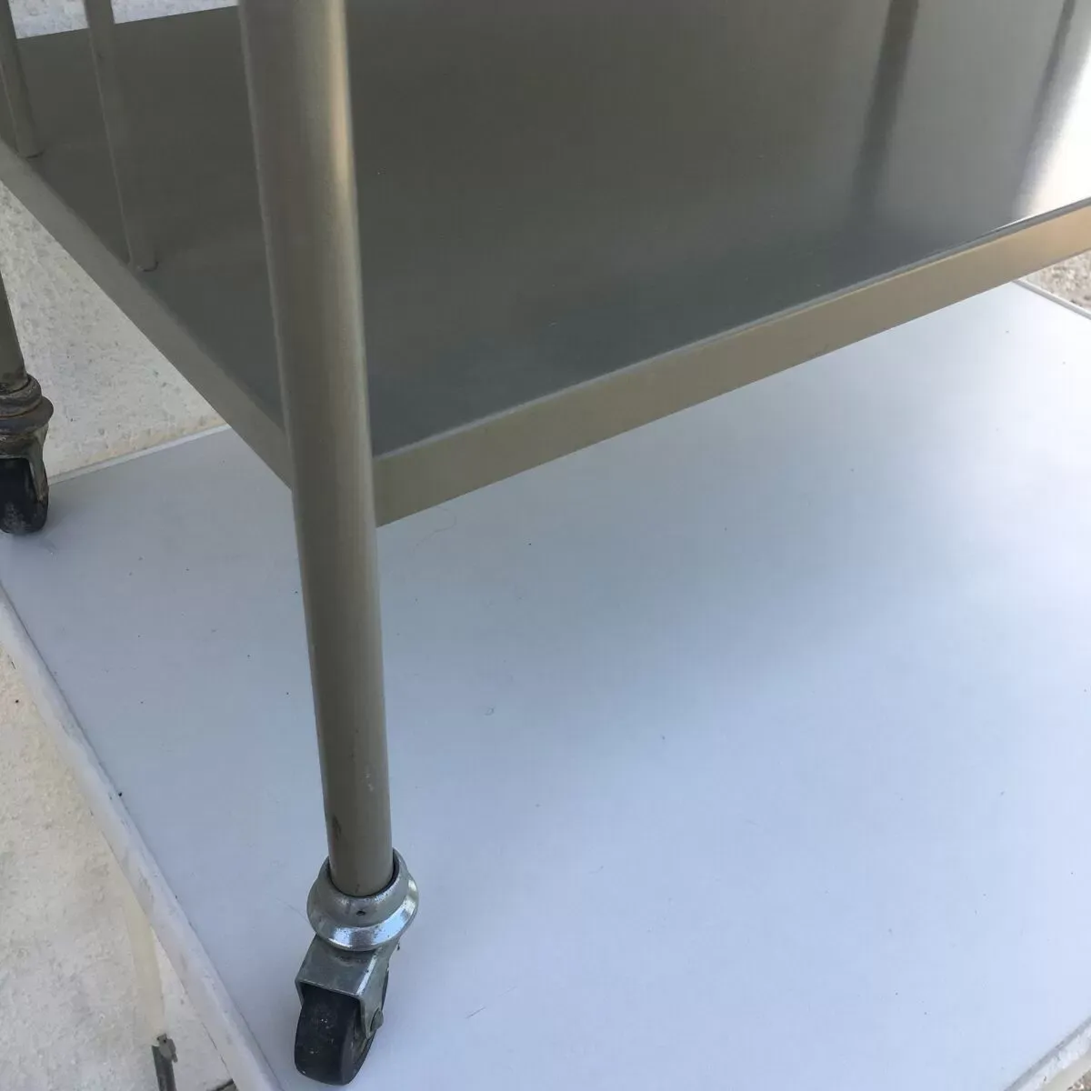 Illustration numéro 3 du produit Desserte industrielle en métal