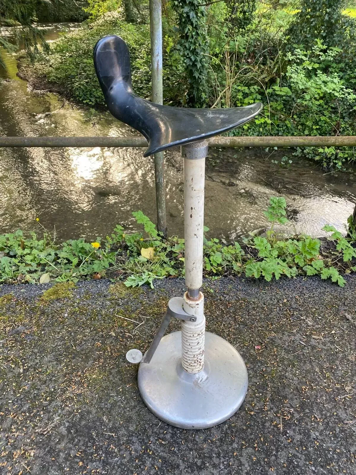 Illustration numéro 3 du produit Tabouret industriel hydrolique vintage