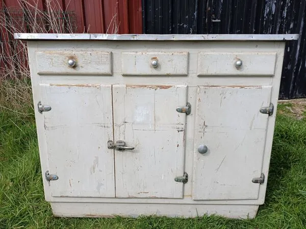 Illustration numéro 3 du produit Ancien meuble de métier provenant d'une ancienne quincaillerie