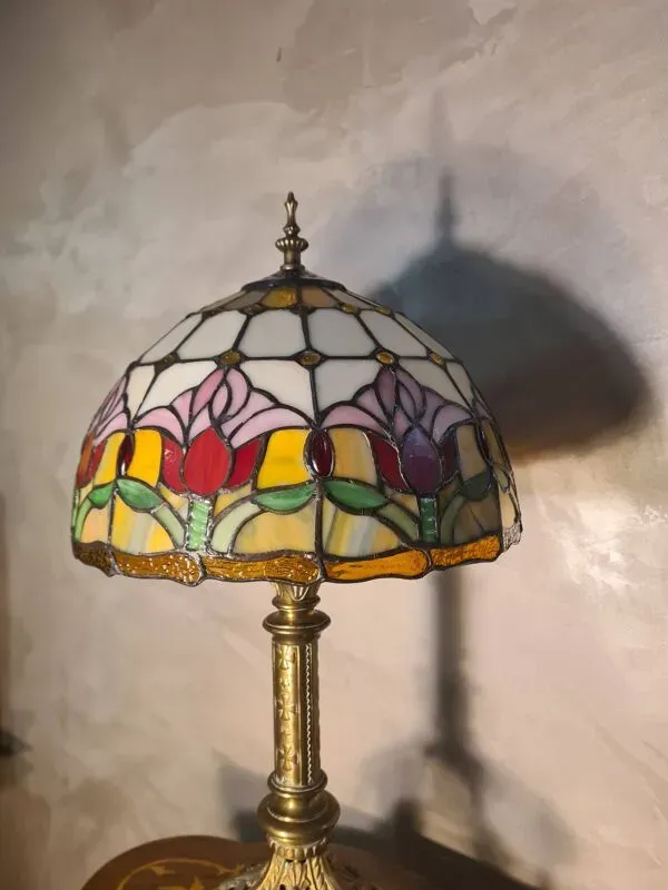 Illustration numéro 3 du produit Lampe Art nouveau ancienne en bronze et abat-jour en vitrail style Tiffany, restaurée