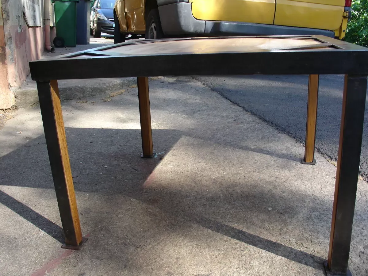 Illustration numéro 3 du produit Table basse ou bout de canapé en acier et bois style industriel