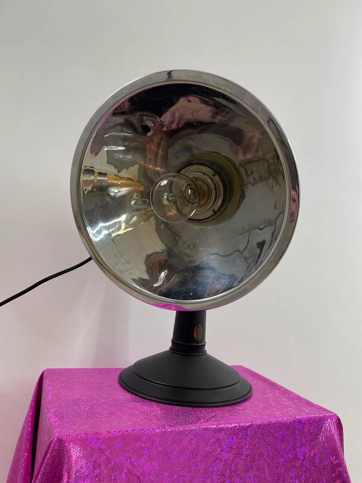 Illustration numéro 3 du produit lampe industrielle ancien radiateur français