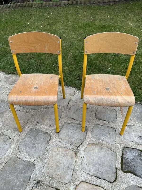 Illustration numéro 3 du produit Paire de chaises d'école