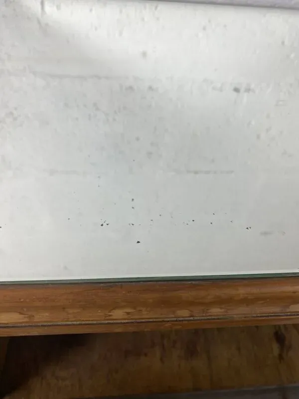 Illustration numéro 3 du produit Table de chevet ou  d’appoint avec plateau miroir