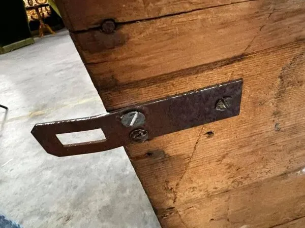 Illustration numéro 3 du produit Coffre en bois vintage / table d'appoint / table basse