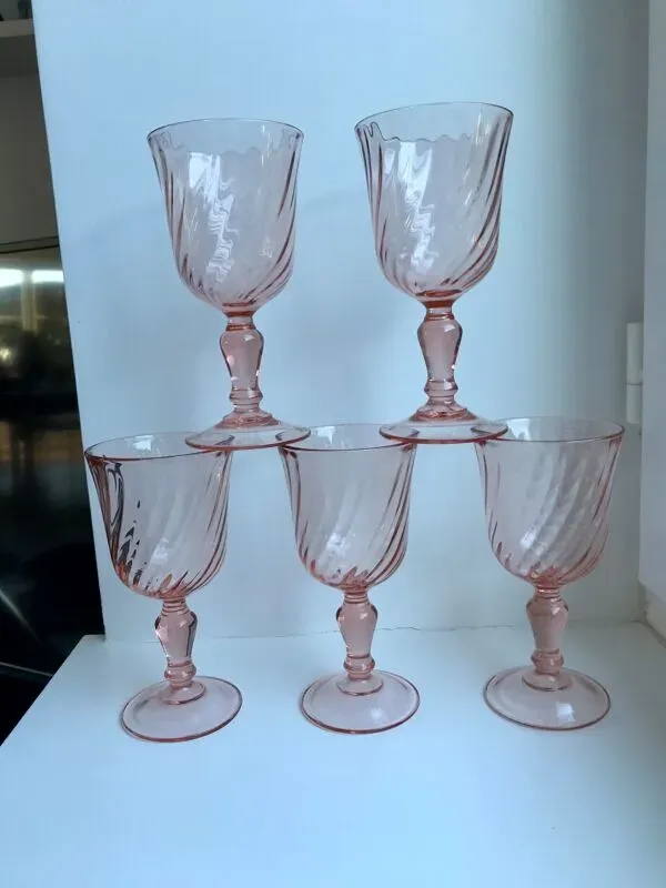 Illustration numéro 3 du produit Lot de 5 verres à vin roses années 50