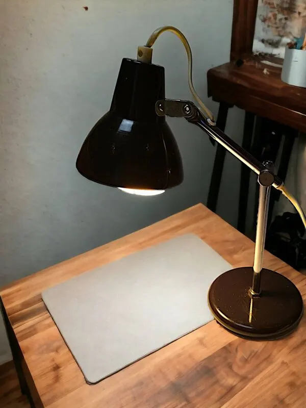 Illustration numéro 3 du produit Lampe de bureau « Cocotte » articulée vintage – Style Industriel, années 60