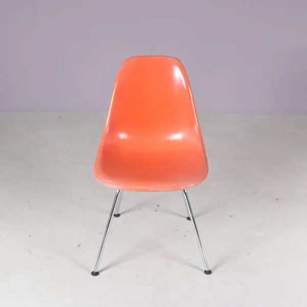 Illustration numéro 3 du produit Chaises de salle à manger des années 1960 en fibre de verre orange / Charles & Ray Eames / Herman Miller, États-Unis