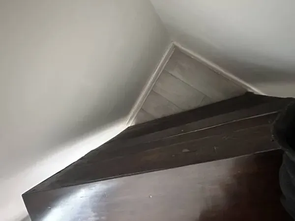 Illustration numéro 3 du produit Secrétaire ancien en bois massif – Fin XIXe / début XXe